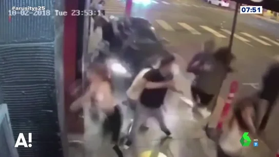 Impactantes imágenes del atropello múltiple en la entrada de una discoteca Impactantes imágenes del atropello múltiple en la entrada de una discoteca