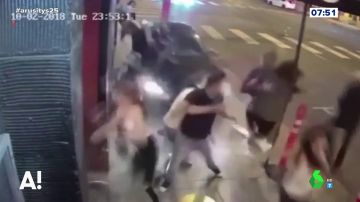 Impactantes imágenes del atropello múltiple en la entrada de una discoteca