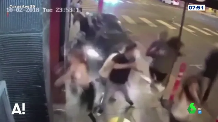 Impactantes imágenes del atropello múltiple en la entrada de una discoteca Impactantes imágenes del atropello múltiple en la entrada de una discoteca