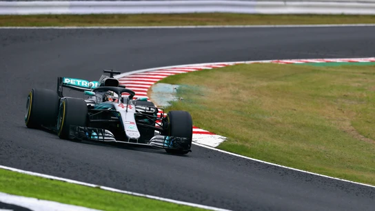 Lewis Hamilton pilota su Mercedes en Suzuka Lewis Hamilton pilota su Mercedes en Suzuka