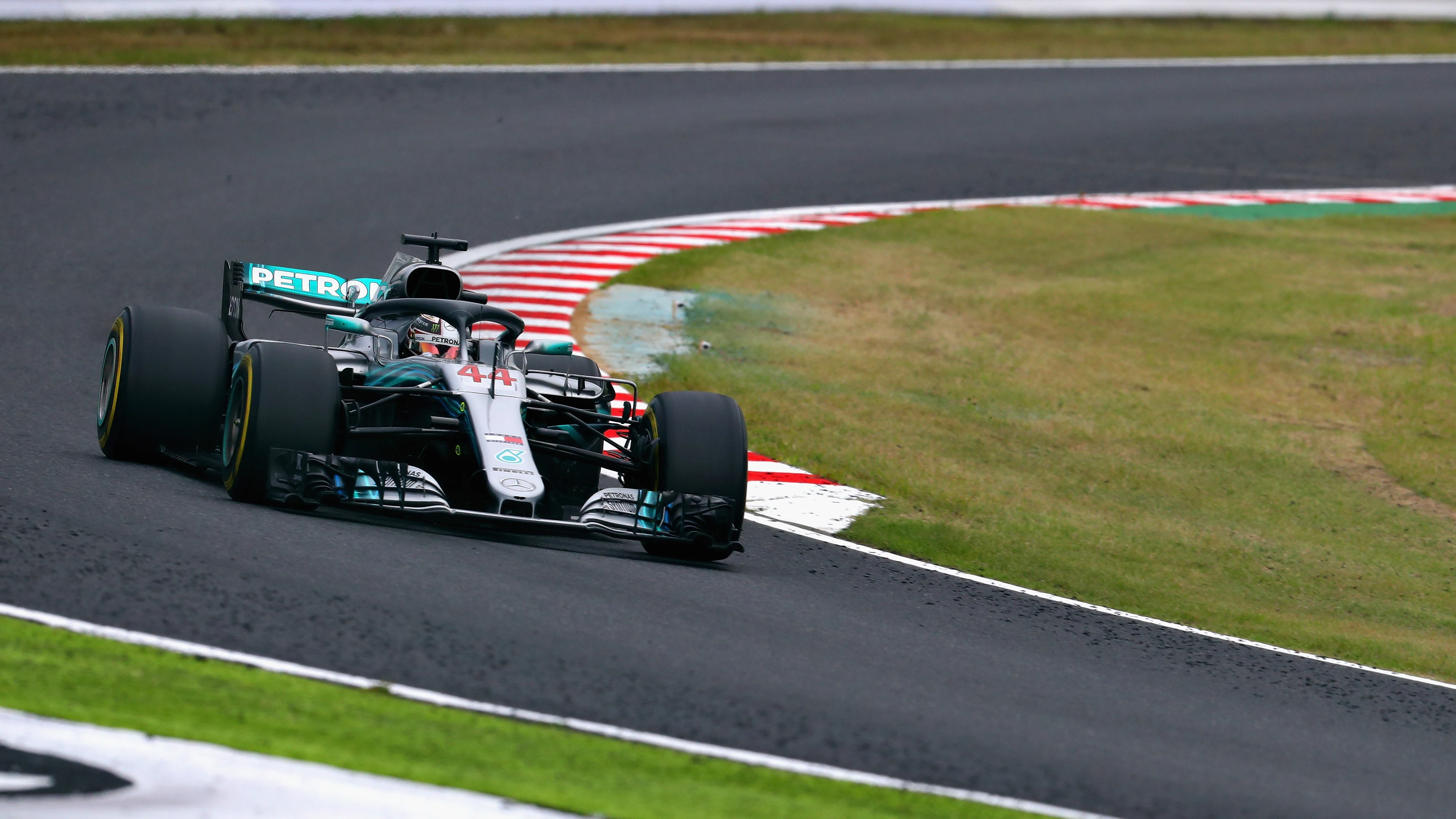 Lewis Hamilton pilota su Mercedes en Suzuka