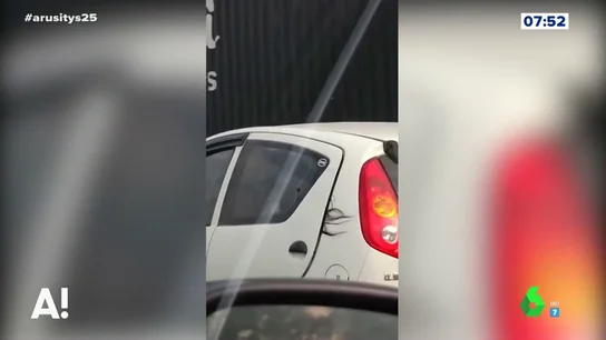 Si tienes el pelo largo, cuidado con las puertas de los coches Si tienes el pelo largo, cuidado con las puertas de los coches