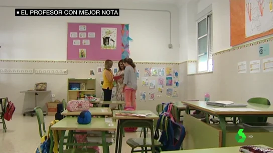 Tres profesoras en el interior de un aula Tres profesoras en el interior de un aula