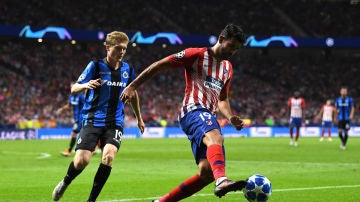 Diego Costa controla el balón en el partido ante el Brujas