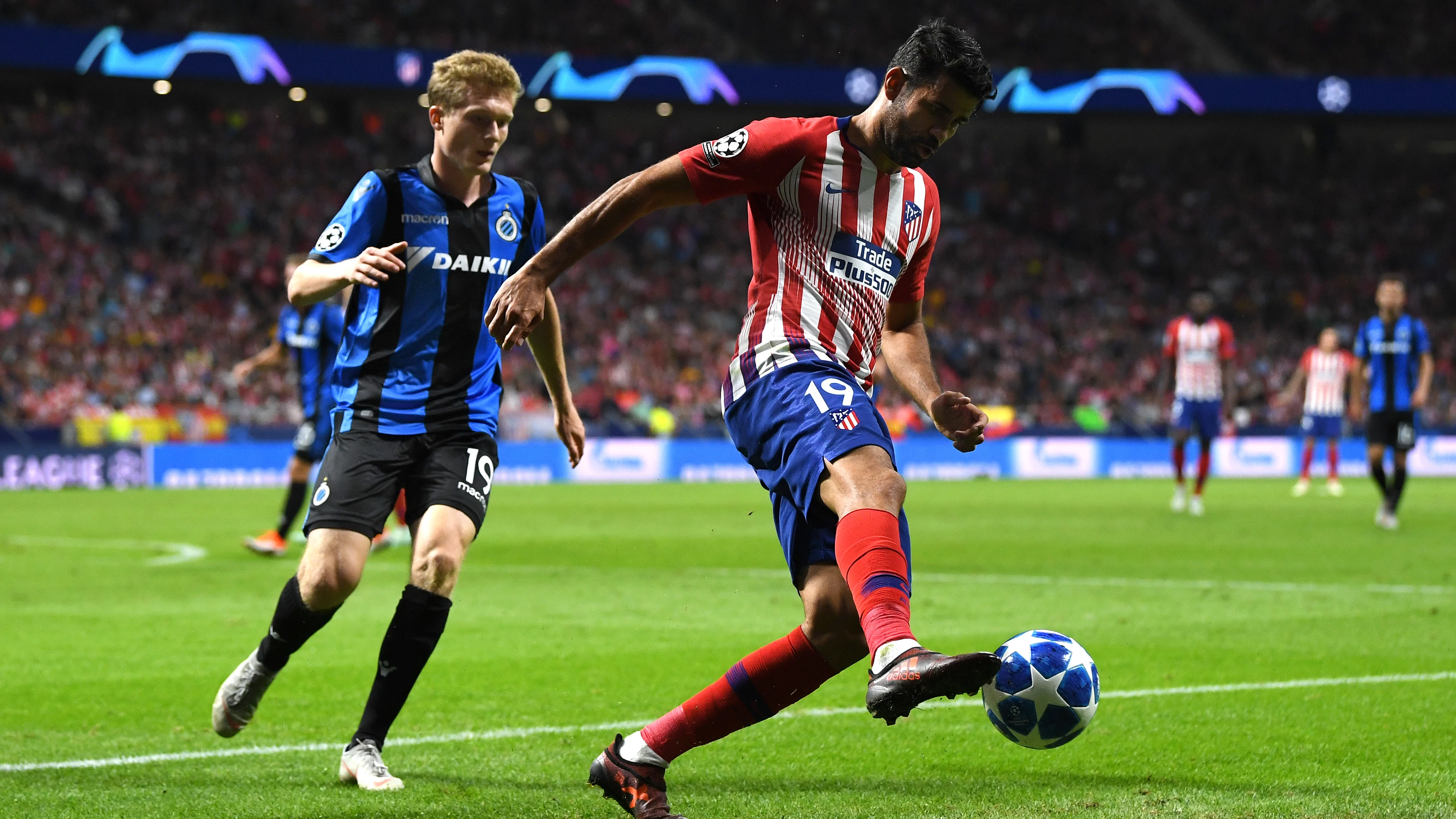 Diego Costa controla el balón en el partido ante el Brujas