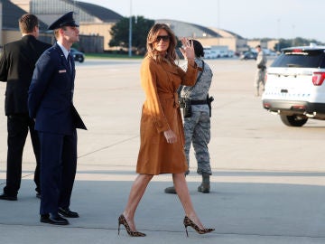 Melania Trump, en el arranque de su viaje a África