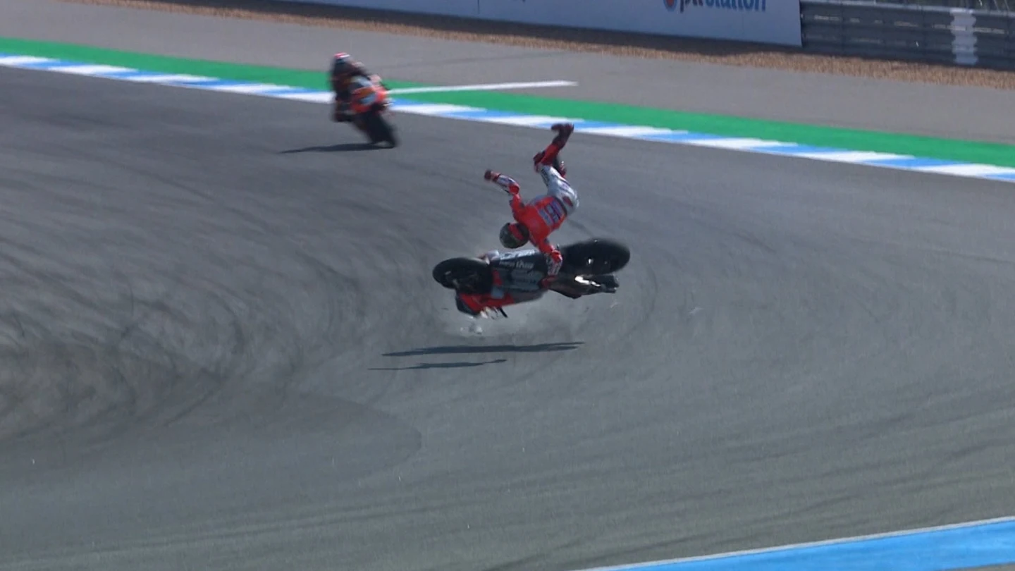 Jorge Lorenzo, en el momento de su caída en Tailandia Jorge Lorenzo, en el momento de su caída en Tailandia