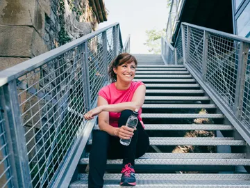 Mujer sonriente tras hacer ejercicio Mujer sonriente tras hacer ejercicio