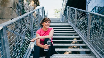 Mujer sonriente tras hacer ejercicio