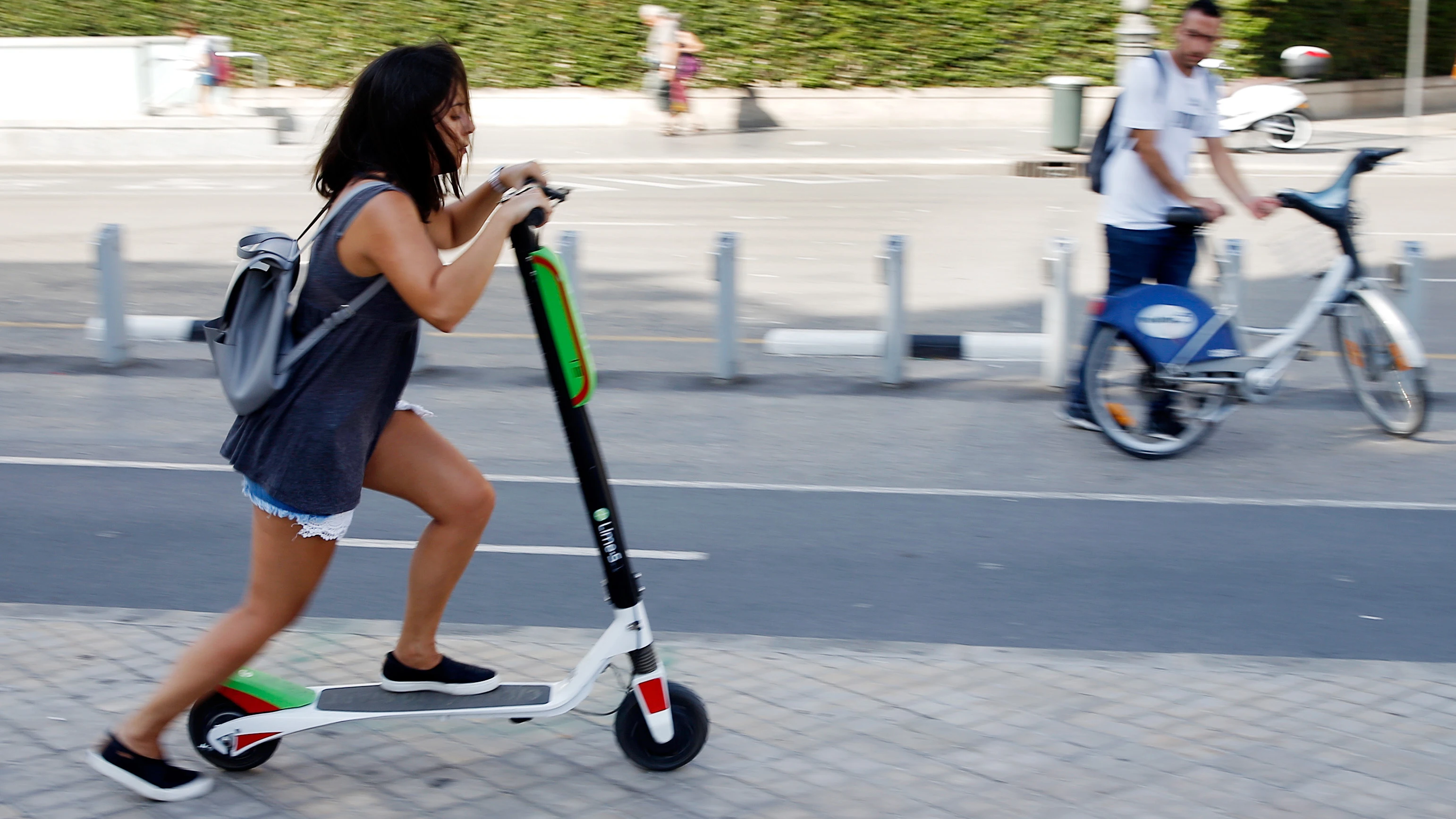 Una joven circulando en un patinete eléctrico