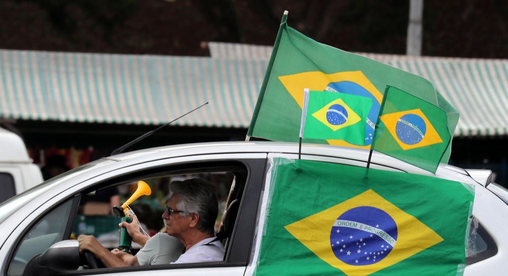 Un coche haciendo campaña electoral en las elecciones en Brasil