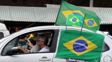 Un coche haciendo campaña electoral en las elecciones en Brasil