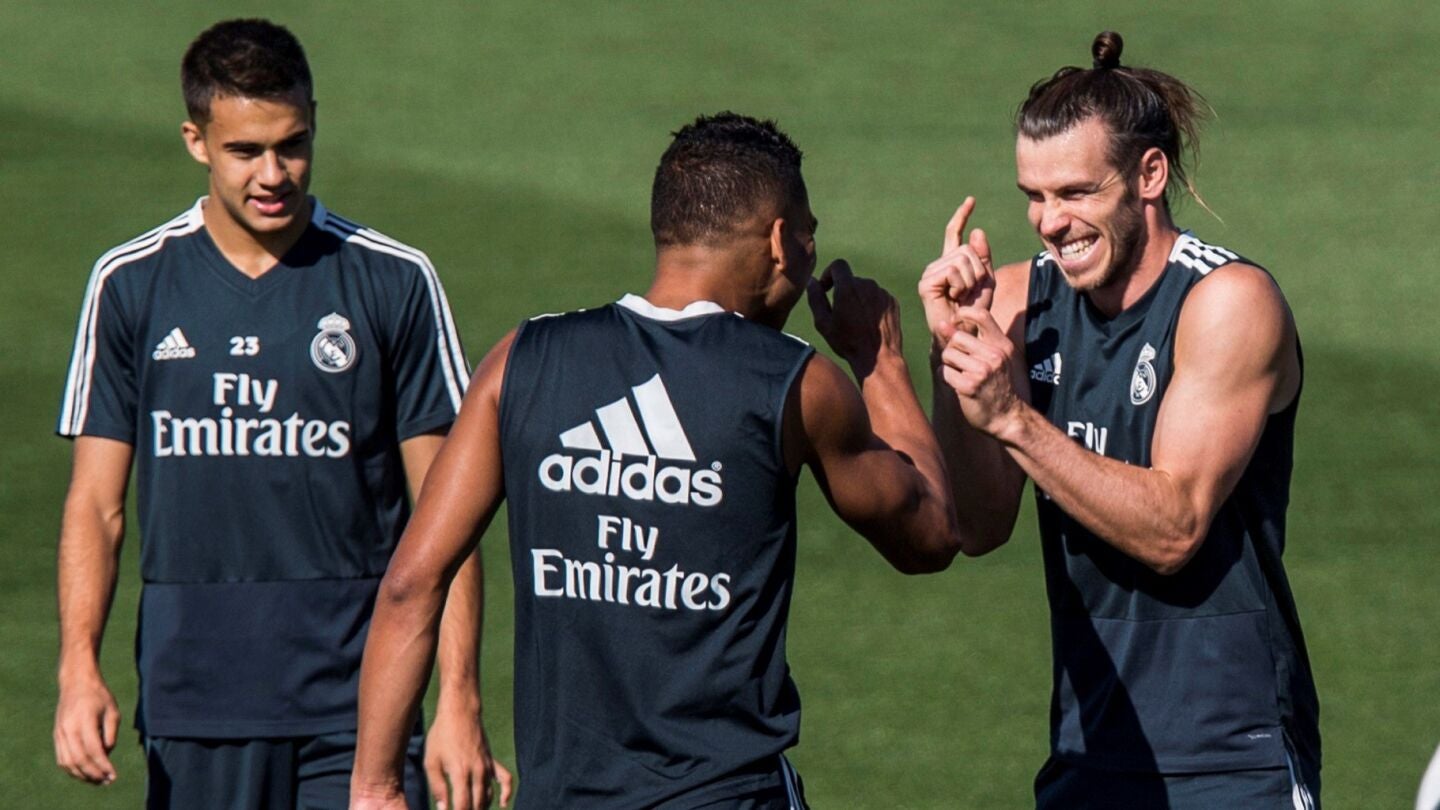 Gareth Bale bromea con Casemiro en Valdebebas