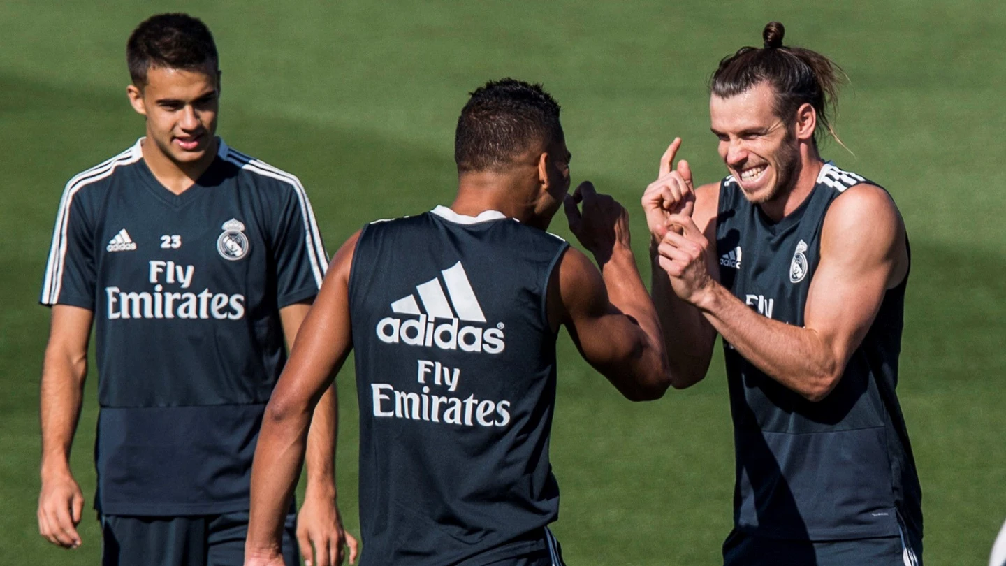 Gareth Bale bromea con Casemiro en Valdebebas Gareth Bale bromea con Casemiro en Valdebebas