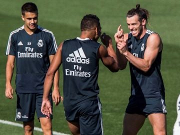 Gareth Bale bromea con Casemiro en Valdebebas Gareth Bale bromea con Casemiro en Valdebebas
