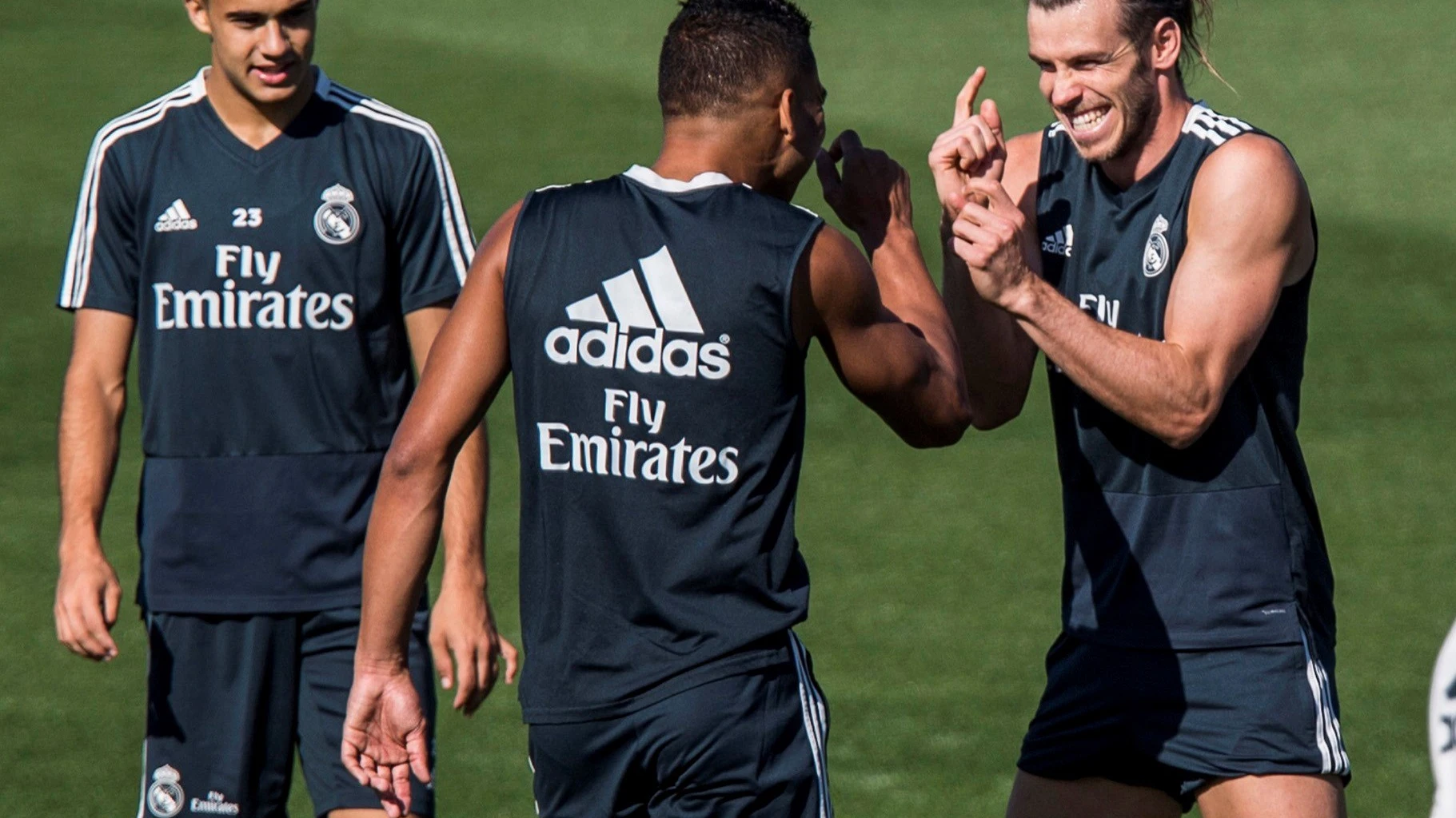 Gareth Bale bromea con Casemiro en Valdebebas