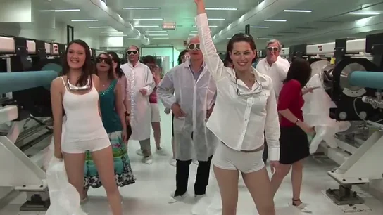Críticas al Nobel de Física por un vídeo en el que aparece haciendo un baile sensual con un grupo de estudiantes Críticas al Nobel de Física por un vídeo en el que aparece haciendo un baile sensual con un grupo de estudiantes