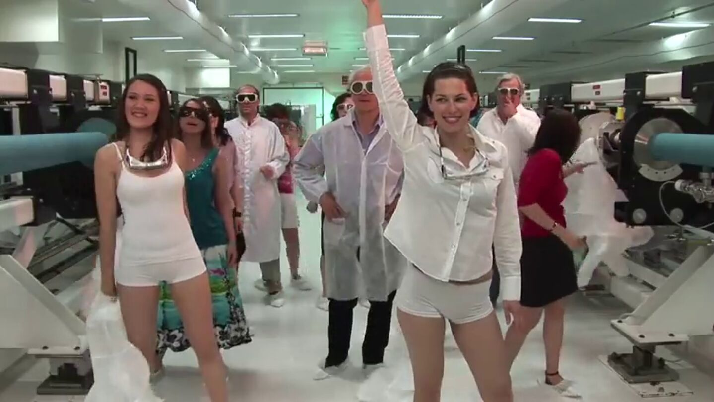 Cr&iacute;ticas al Nobel de F&iacute;sica por un v&iacute;deo en el que aparece haciendo un baile sensual con un grupo de estudiantes