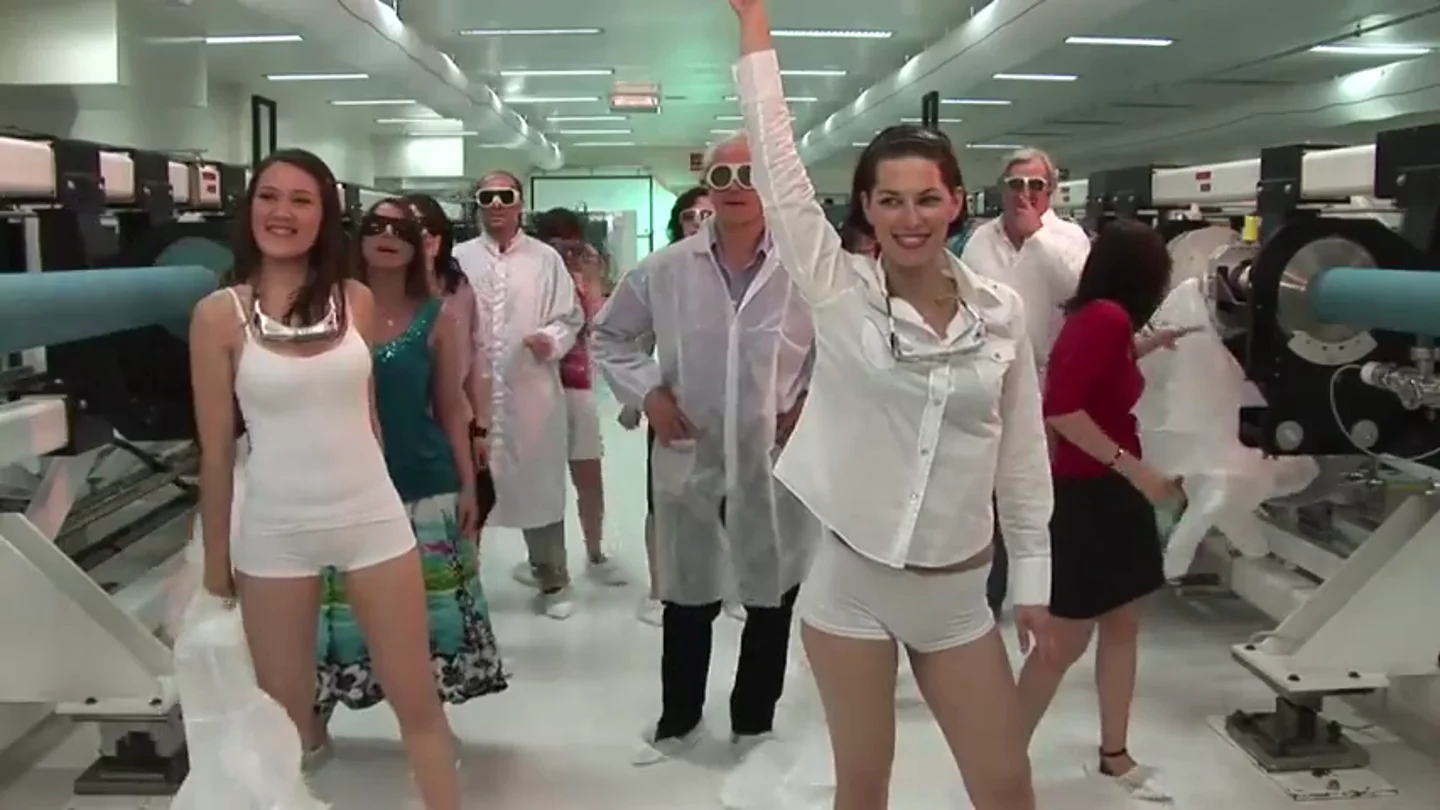 Críticas al Nobel de Física por un vídeo en el que aparece haciendo un baile sensual con un grupo de estudiantes Críticas al Nobel de Física por un vídeo en el que aparece haciendo un baile sensual con un grupo de estudiantes
