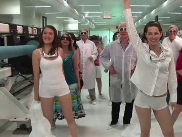 Críticas al Nobel de Física por un vídeo en el que aparece haciendo un baile sensual con un grupo de estudiantes Críticas al Nobel de Física por un vídeo en el que aparece haciendo un baile sensual con un grupo de estudiantes