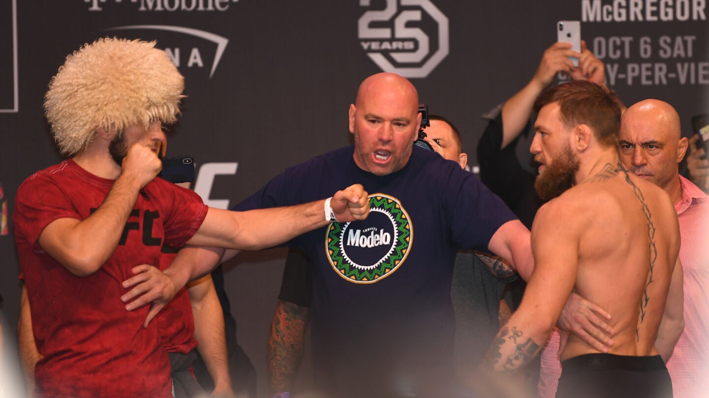 Khabib Nurmagomedov y Conor McGregor se encaran durante el pesaje