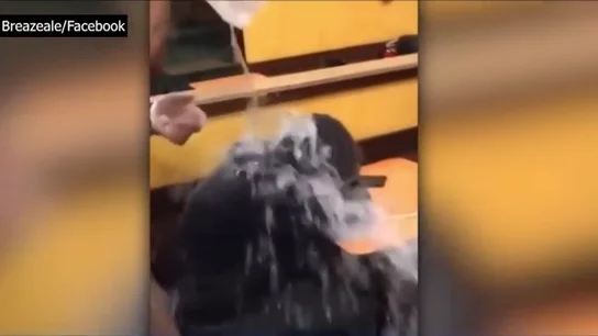 Indignante vídeo en el que un empleado de Dunkin’ Donuts arroja una jarra de agua fría a un indigente Indignante vídeo en el que un empleado de Dunkin’ Donuts arroja una jarra de agua fría a un indigente