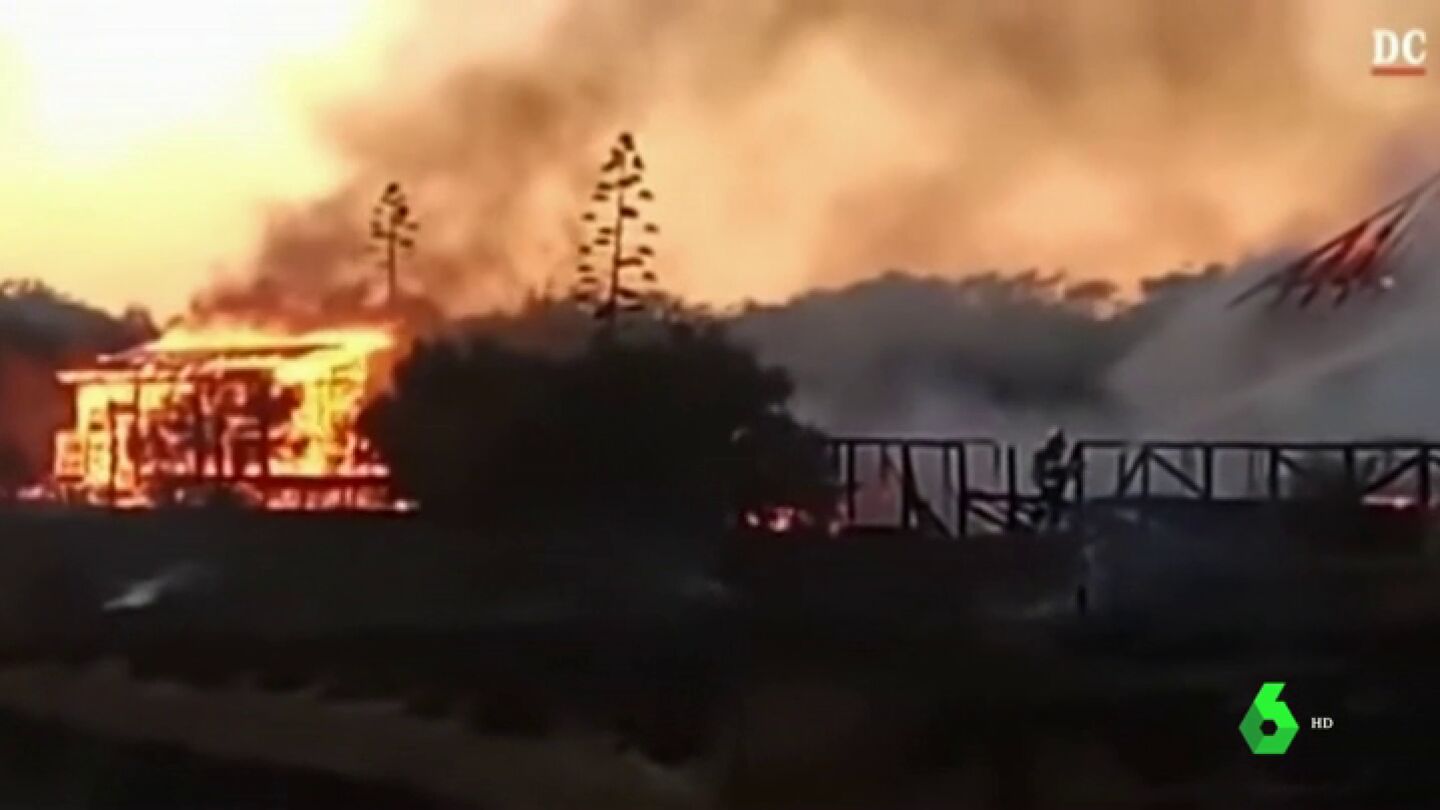 Imagen del centro de naturaliza de Chipiona en llamas