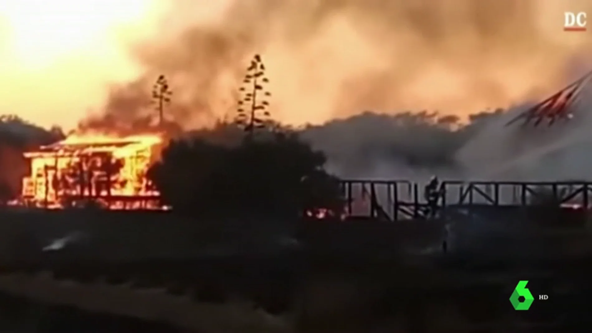 Imagen del centro de naturaliza de Chipiona en llamas