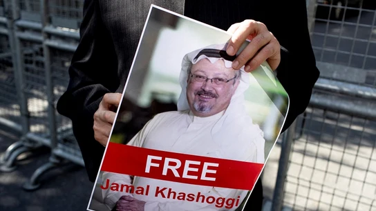 Un hombre sostiene una fotografía del periodista saudí desaparecido Jamal Khashoggi durante una manifestación por su desaparición Un hombre sostiene una fotografía del periodista saudí desaparecido Jamal Khashoggi durante una manifestación por su desaparición