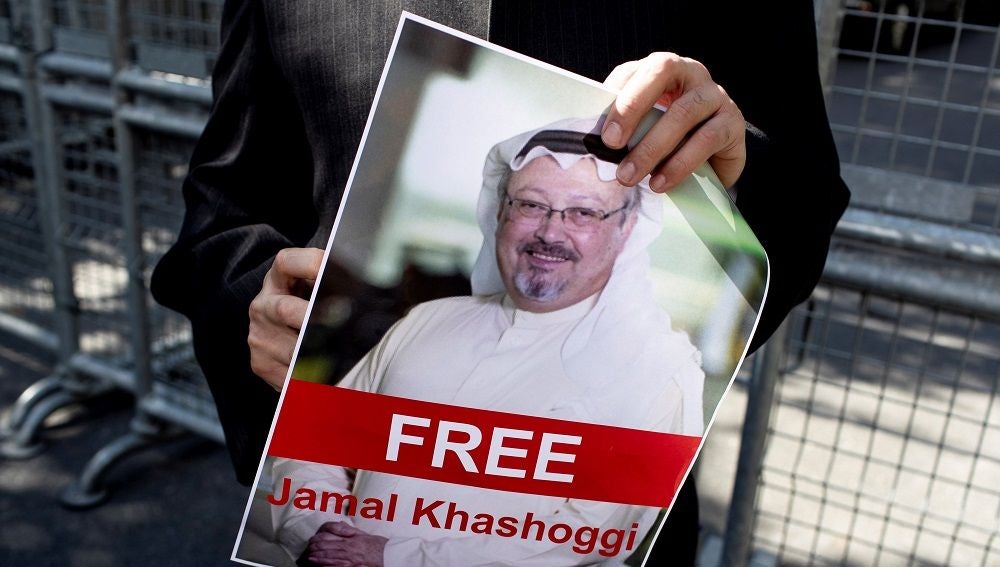 Un hombre sostiene una fotografía del periodista saudí desaparecido Jamal Khashoggi durante una manifestación por su desaparición