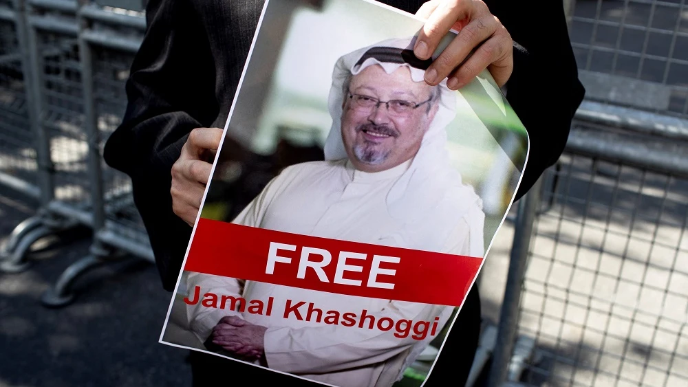 Un hombre sostiene una fotografía del periodista saudí desaparecido Jamal Khashoggi durante una manifestación por su desaparición