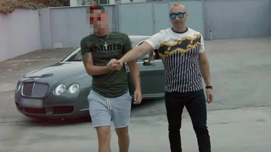 Imagen del vídeo en el que aparece uno de los cabecillas de un clan de narcotraficantes de La Línea