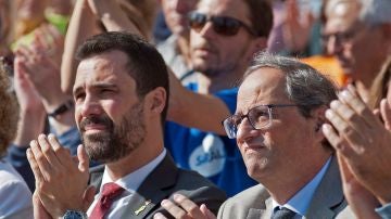 El presidente de la Generalitat, Quim Torra (d) y el presidente del Parlament, Roger Torrent (i)