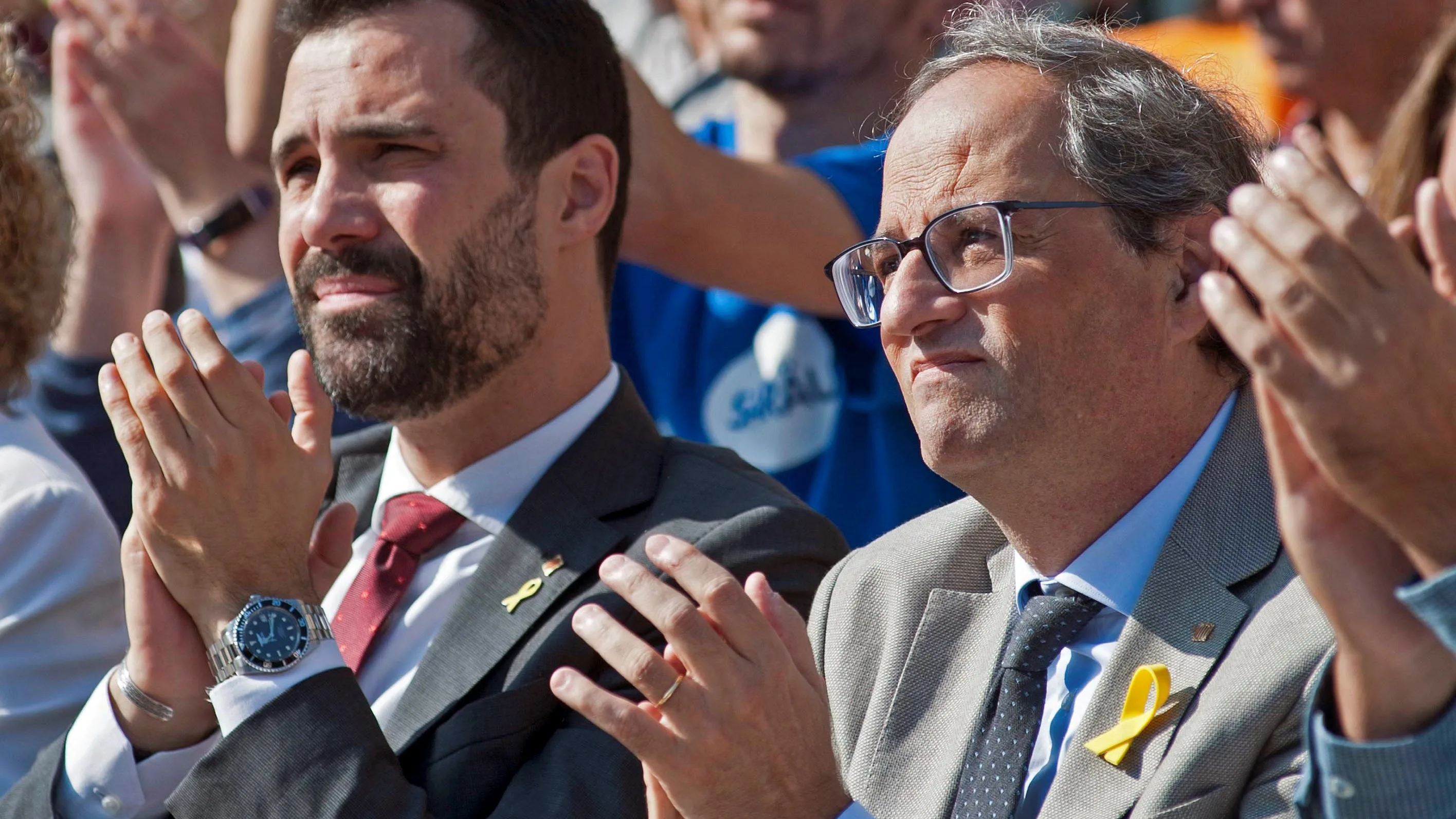 El presidente de la Generalitat, Quim Torra (d) y el presidente del Parlament, Roger Torrent (i)