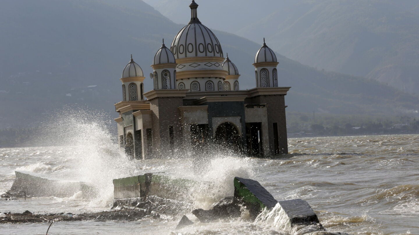 Una mezquita en el agua cerca de la playa Talise en Palu, Sulawesi Central, Indonesia