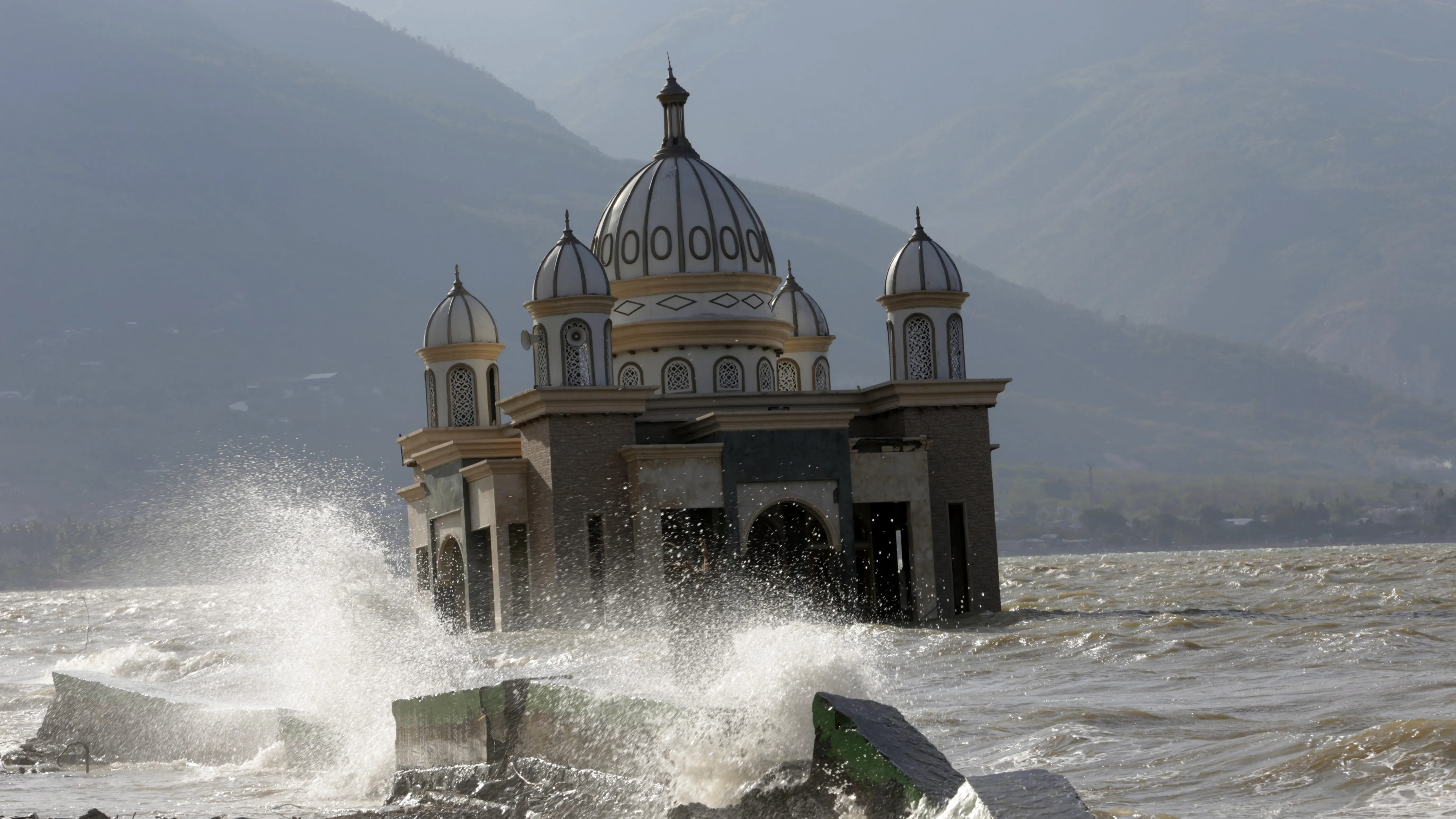 Una mezquita en el agua cerca de la playa Talise en Palu, Sulawesi Central, Indonesia