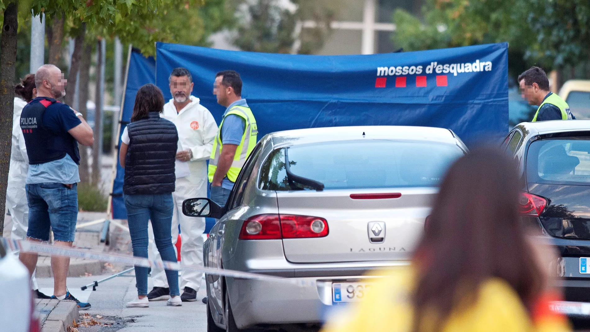 Miembros de la Policía científica de los Mossos d'Esquadra en el lugar donde el hombre asesinó a su esposa