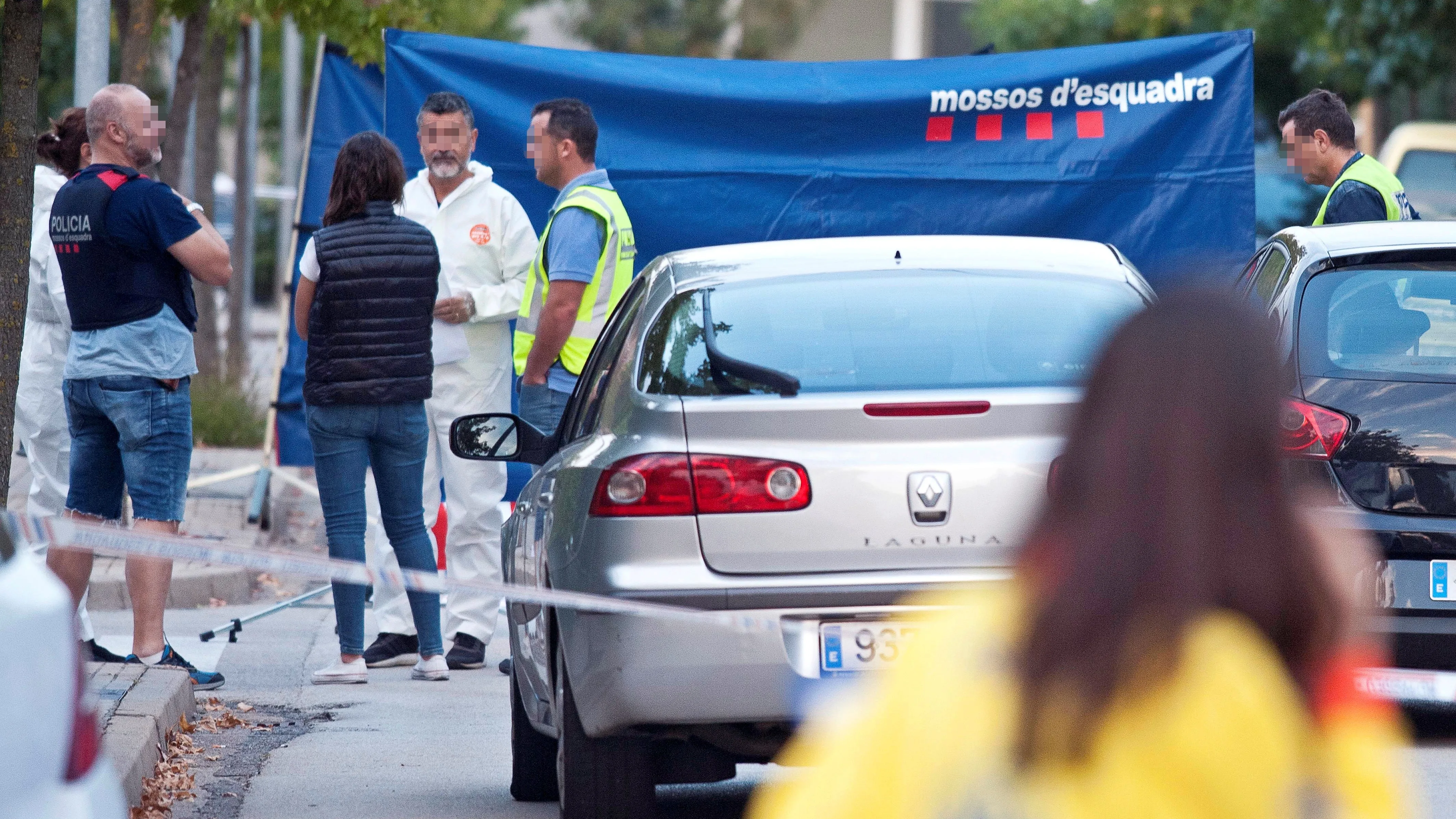 Miembros de la Policía científica de los Mossos d'Esquadra en el lugar donde el hombre asesinó a su esposa