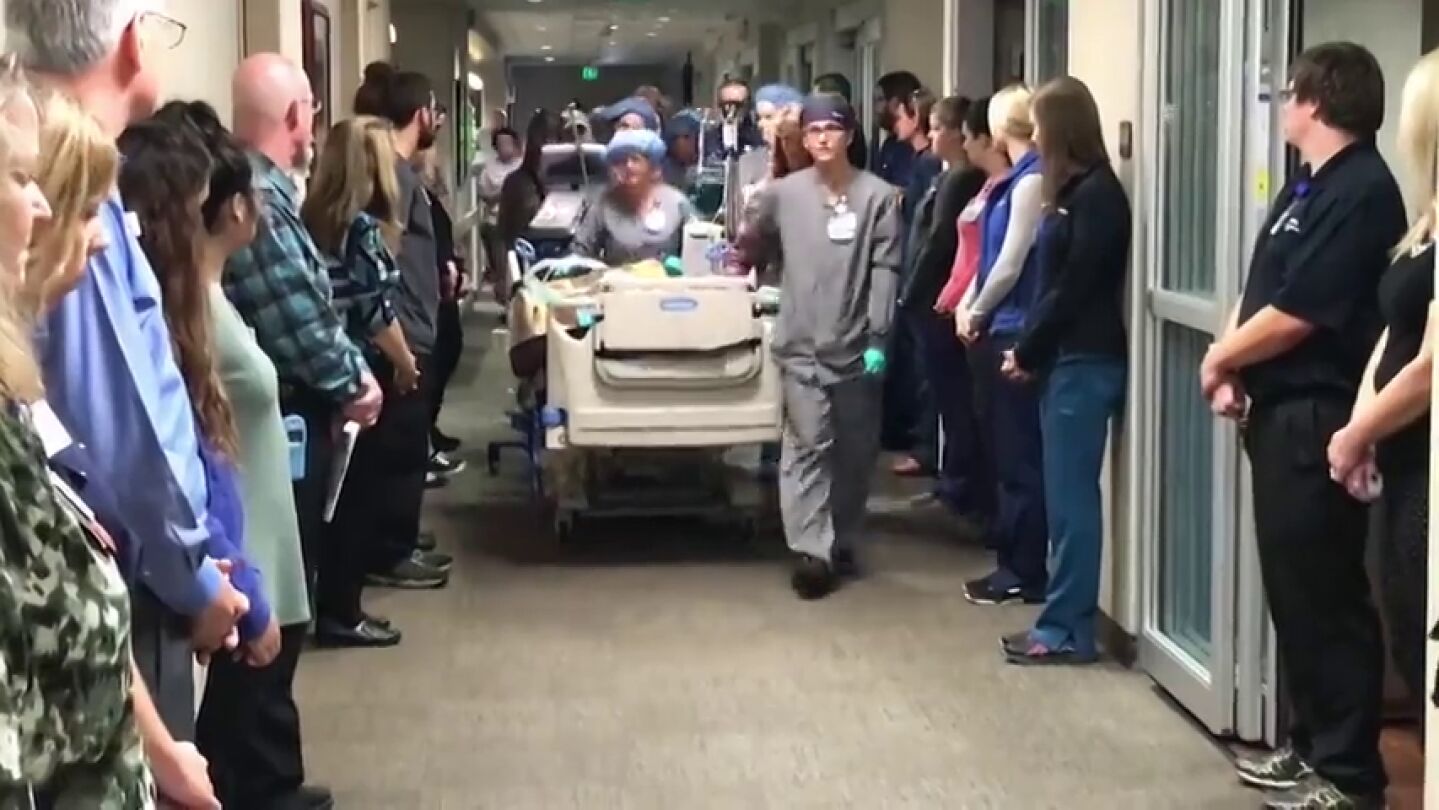 El emotivo homenaje del personal de un hospital a un donante de &oacute;rganos en su recorrido hacia el quir&oacute;fano