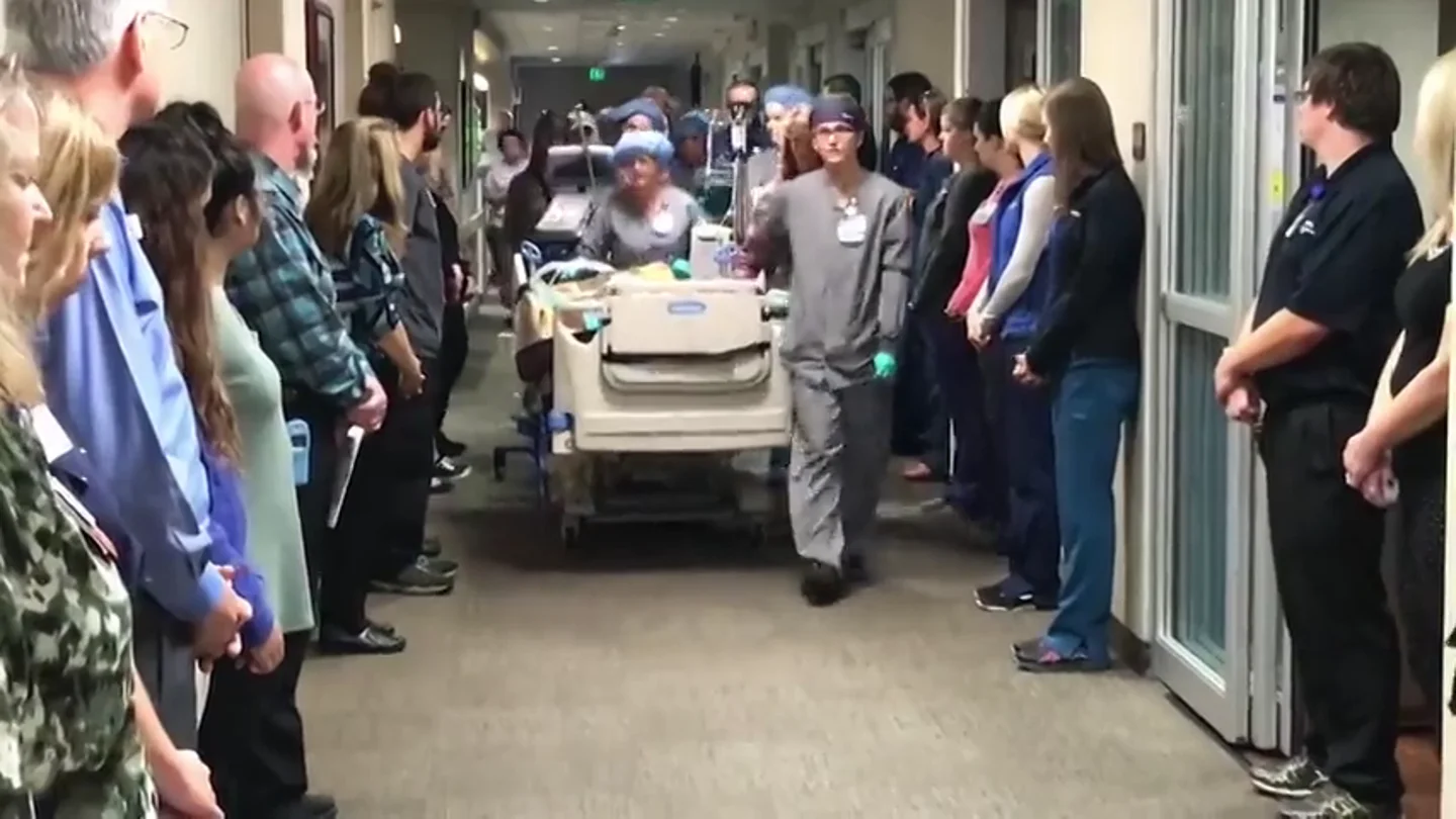 El emotivo homenaje del personal de un hospital a un donante de órganos en su recorrido hacia el quirófano El emotivo homenaje del personal de un hospital a un donante de órganos en su recorrido hacia el quirófano