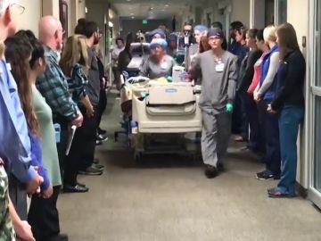 El emotivo homenaje del personal de un hospital a un donante de órganos en su recorrido hacia el quirófano El emotivo homenaje del personal de un hospital a un donante de órganos en su recorrido hacia el quirófano