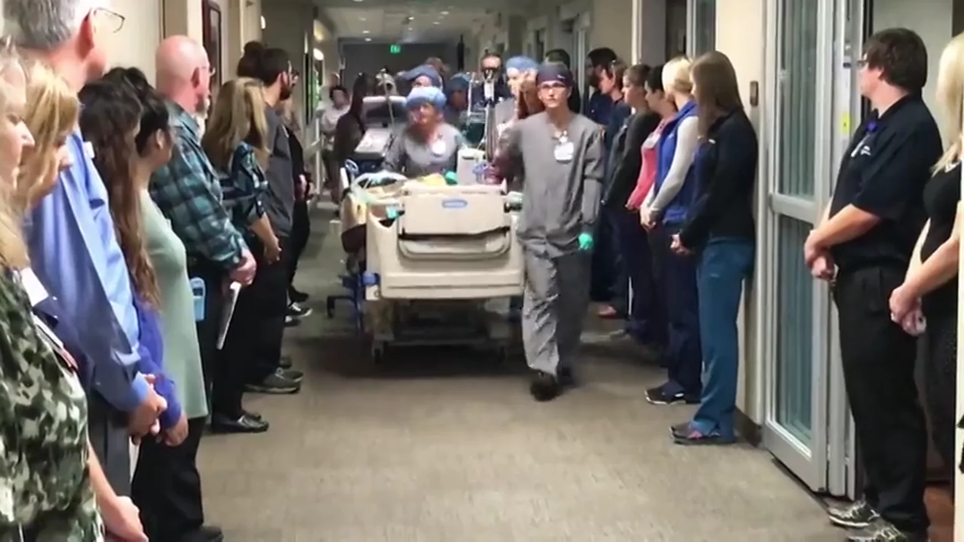 El emotivo homenaje del personal de un hospital a un donante de órganos en su recorrido hacia el quirófano