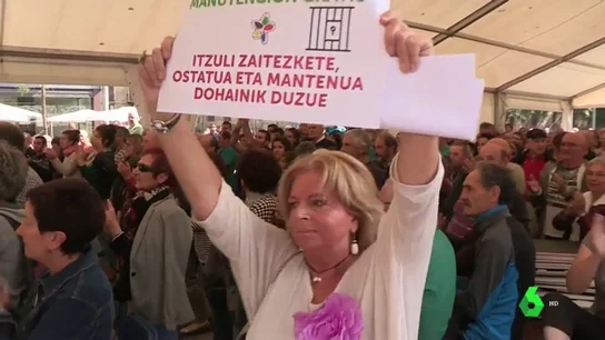 La presidenta de COVITE irrumpe en un acto proetarra para pedir justicia La presidenta de COVITE irrumpe en un acto proetarra para pedir justicia