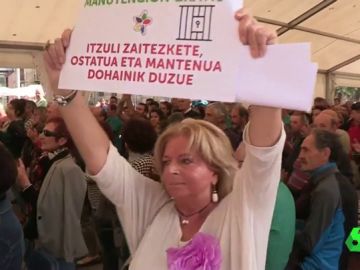 La presidenta de COVITE irrumpe en un acto proetarra para pedir justicia La presidenta de COVITE irrumpe en un acto proetarra para pedir justicia