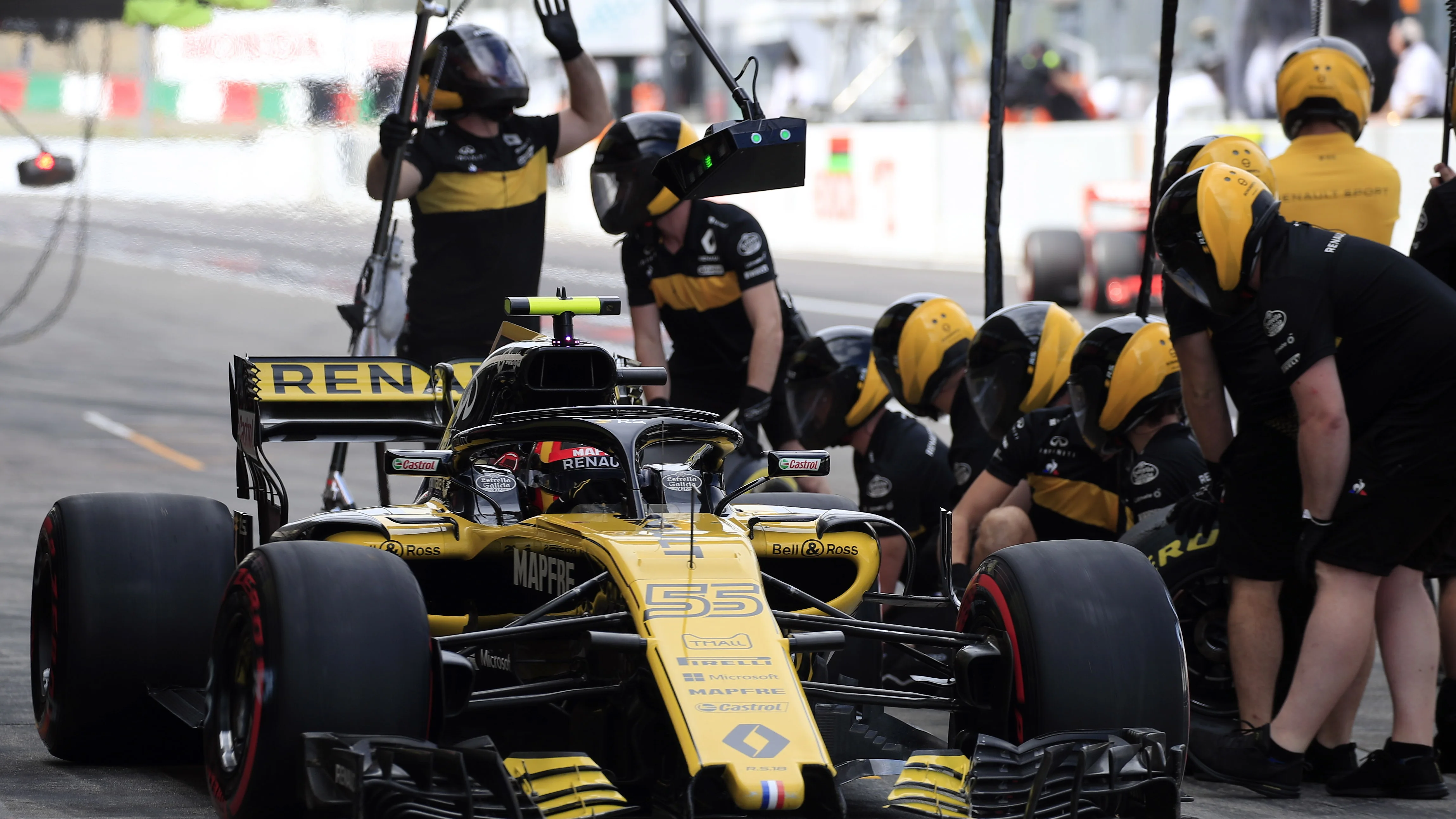 Carlos Sainz, en el pit-lane de Suzuka