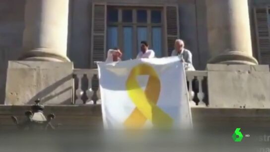 Ciudadanos difunde un v&iacute;deo en el que retiran el lazo amarillo del balc&oacute;n del Ayuntamiento de Barcelona