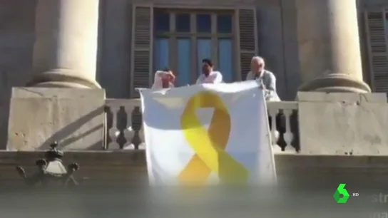 Ciudadanos difunde un vídeo en el que retiran el lazo amarillo del balcón del Ayuntamiento de Barcelona Ciudadanos difunde un vídeo en el que retiran el lazo amarillo del balcón del Ayuntamiento de Barcelona