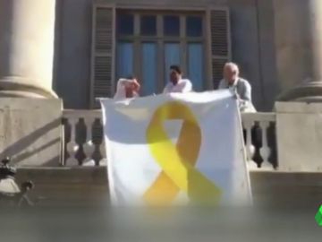 Ciudadanos difunde un vídeo en el que retiran el lazo amarillo del balcón del Ayuntamiento de Barcelona Ciudadanos difunde un vídeo en el que retiran el lazo amarillo del balcón del Ayuntamiento de Barcelona