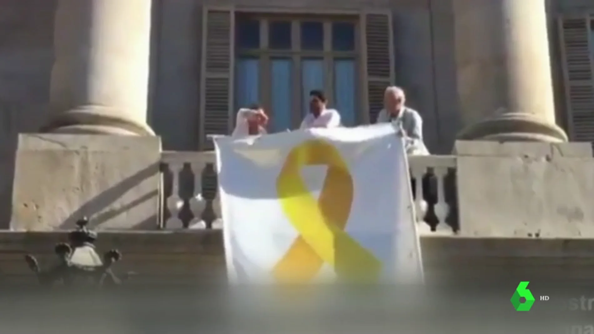 Ciudadanos difunde un vídeo en el que retiran el lazo amarillo del balcón del Ayuntamiento de Barcelona