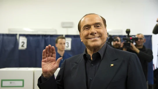 Silvio Berlusconi saluda Silvio Berlusconi saluda